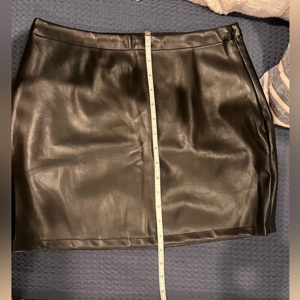 GAP Black Faux Leather Mini Skirt Side Zip EUC Holiday Party Woman’s Small Chic - Picture 7 of 8